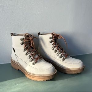 Teva Midform Lace Up Boot in Off White / Beige Size 7